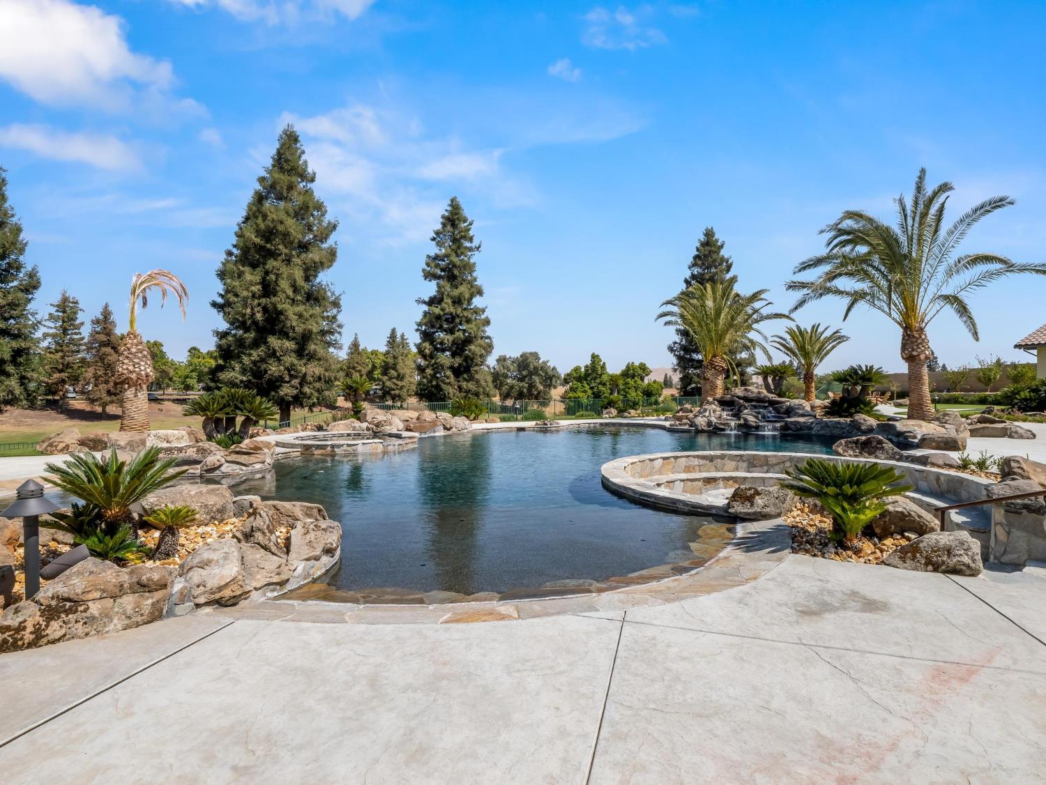 2230 E Spey Valley Dr, Fresno, CA 93730