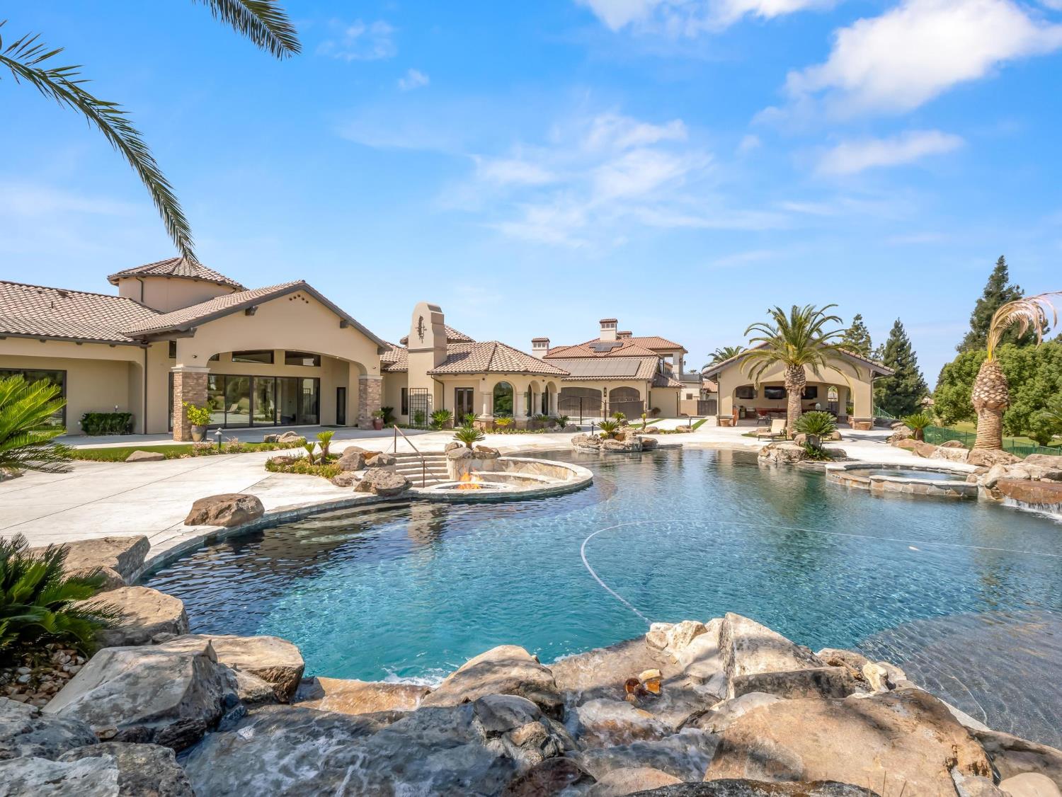 2230 E Spey Valley Dr, Fresno, CA 93730