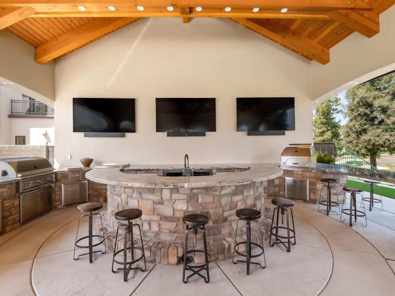 2230 E Spey Valley Dr, Fresno, CA 93730