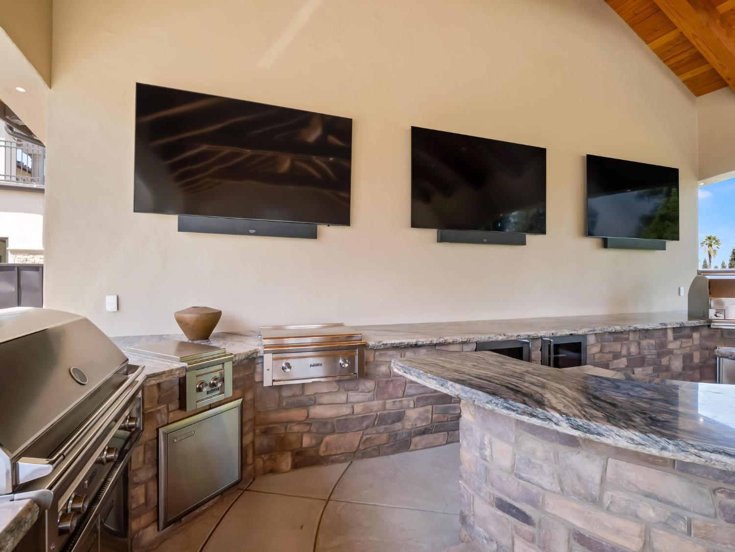 2230 E Spey Valley Dr, Fresno, CA 93730