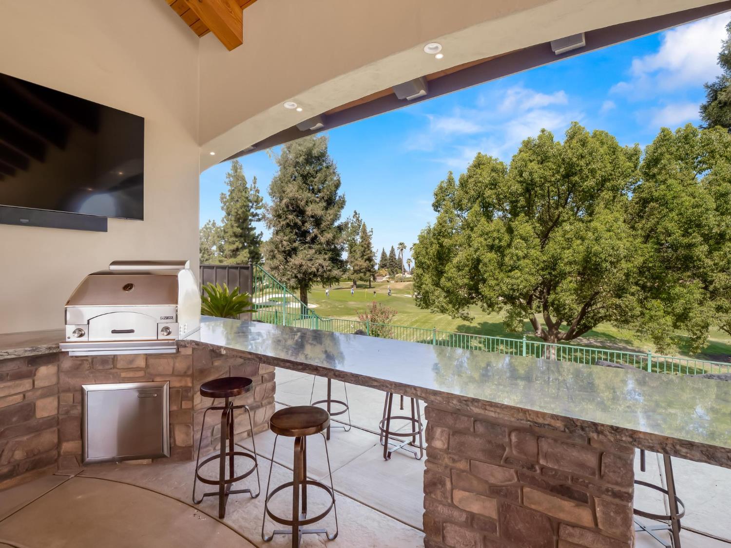 2230 E Spey Valley Dr, Fresno, CA 93730