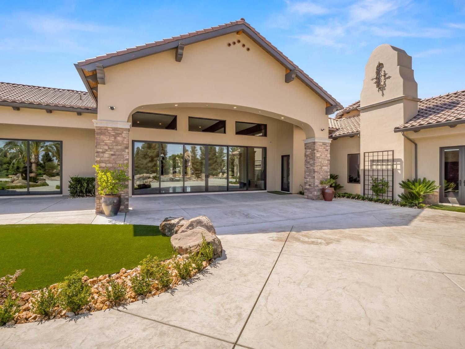 2230 E Spey Valley Dr, Fresno, CA 93730