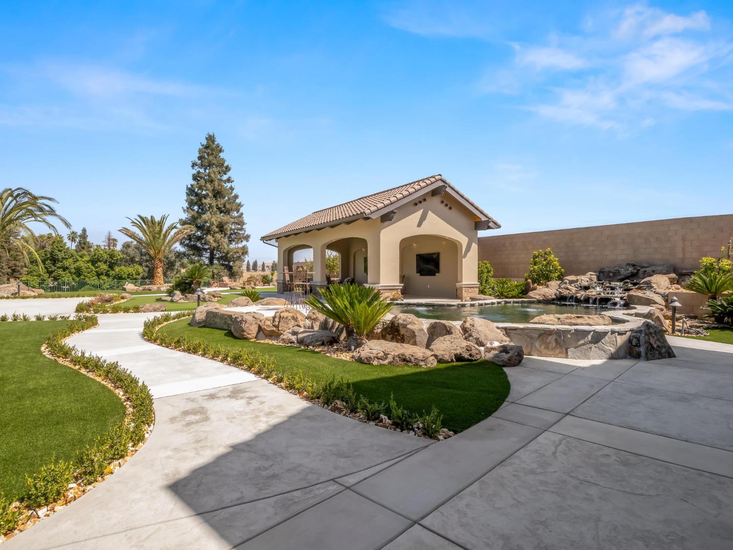 2230 E Spey Valley Dr, Fresno, CA 93730