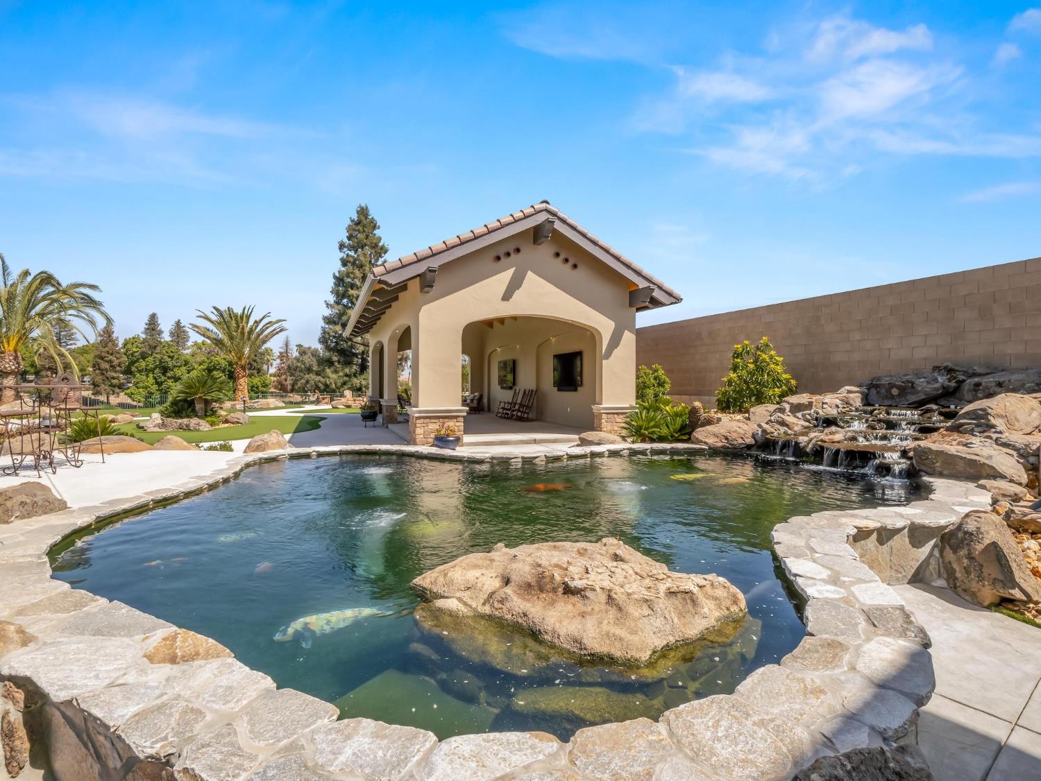 2230 E Spey Valley Dr, Fresno, CA 93730