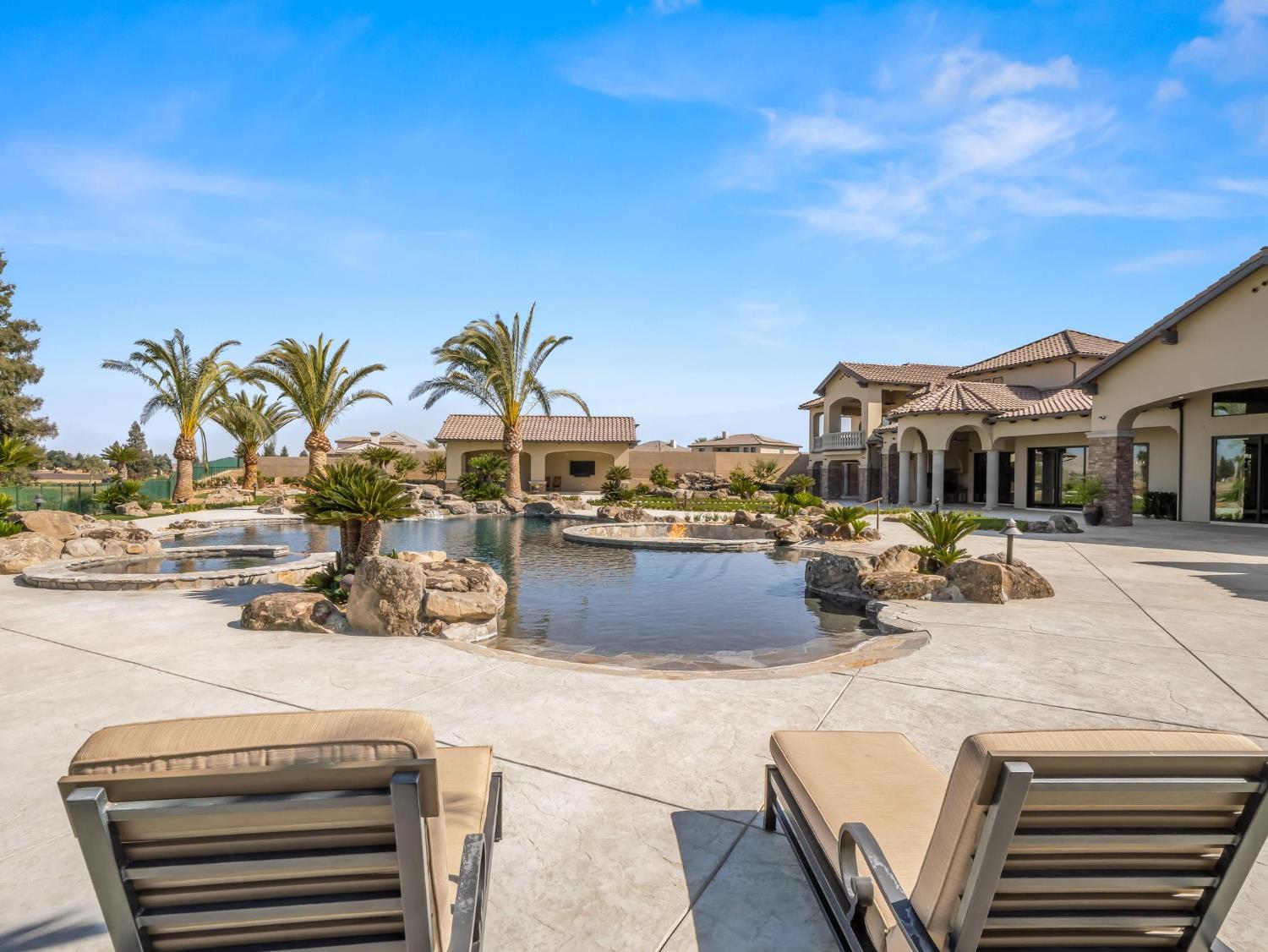 2230 E Spey Valley Dr, Fresno, CA 93730