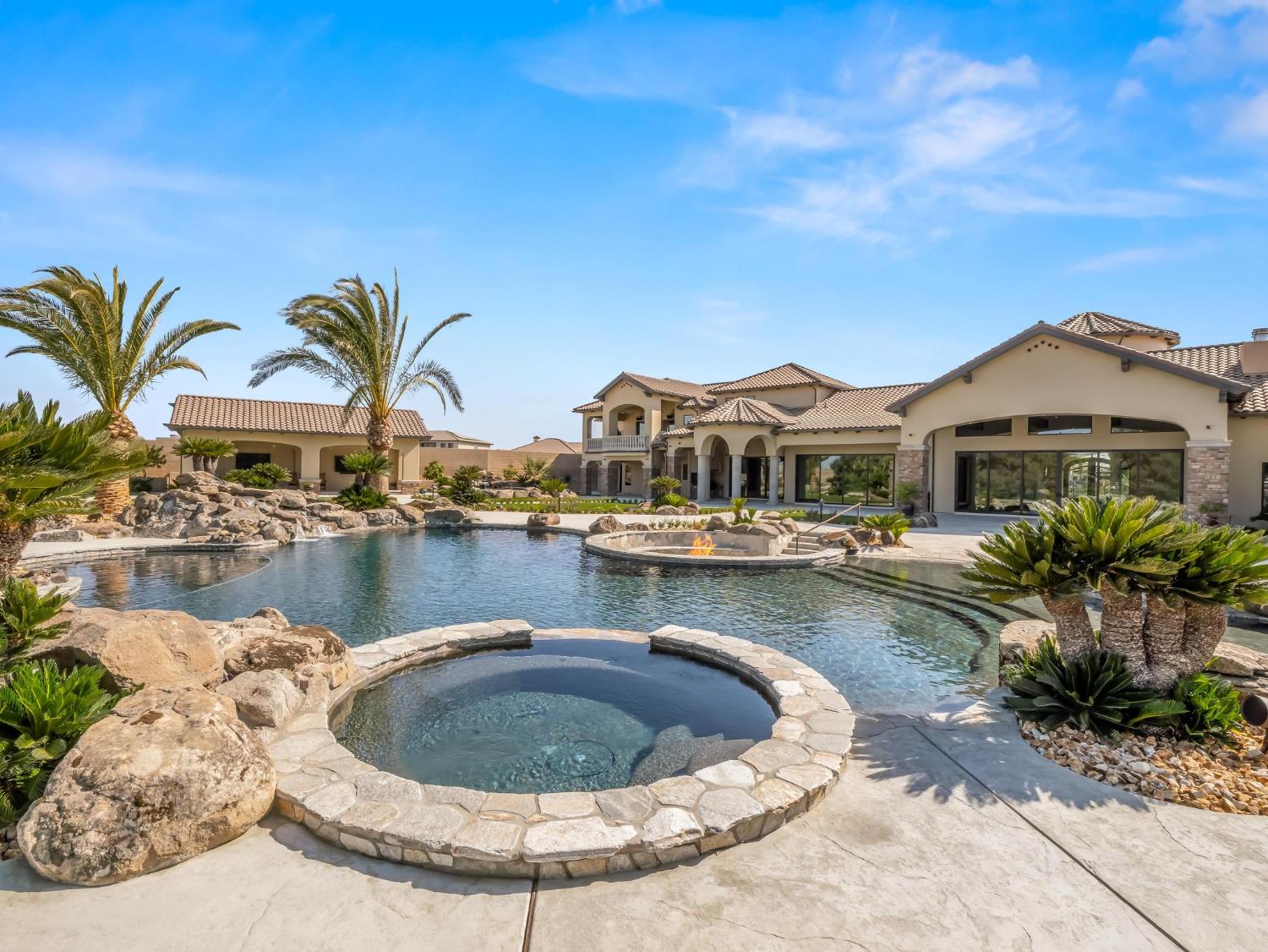 2230 E Spey Valley Dr, Fresno, CA 93730