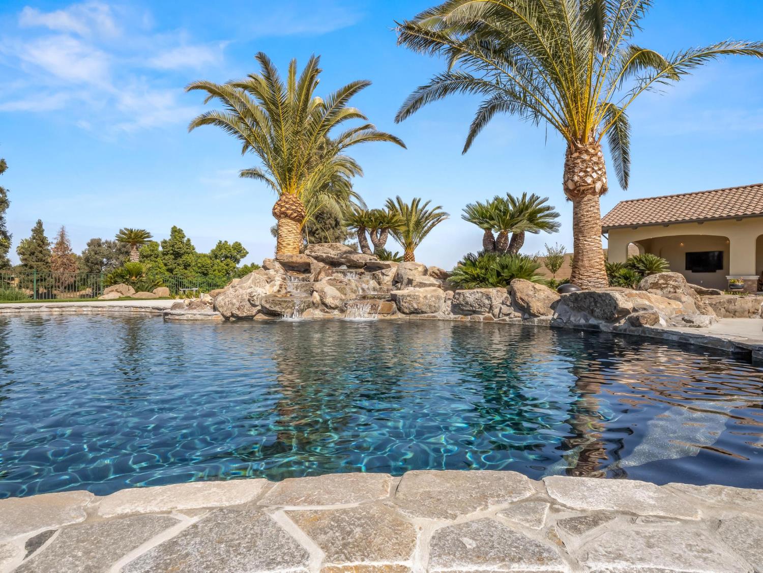 2230 E Spey Valley Dr, Fresno, CA 93730