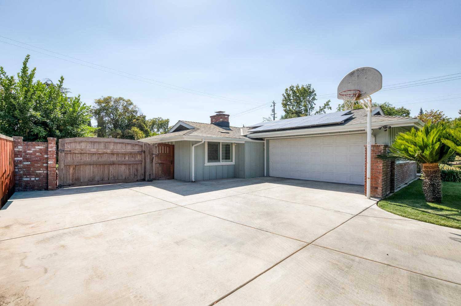 183 W Indianapolis Ave, Fresno, CA 93705
