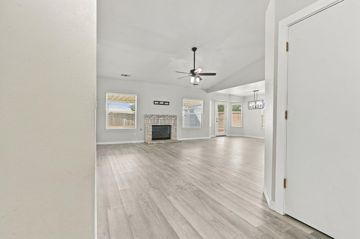 1914 Theresa Ave, Hanford, CA 93230