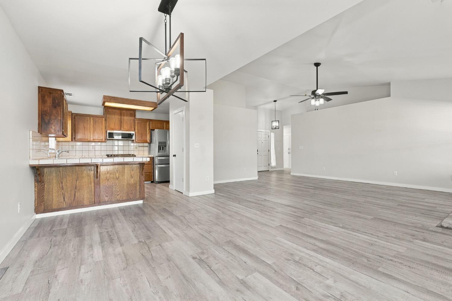 1914 Theresa Ave, Hanford, CA 93230