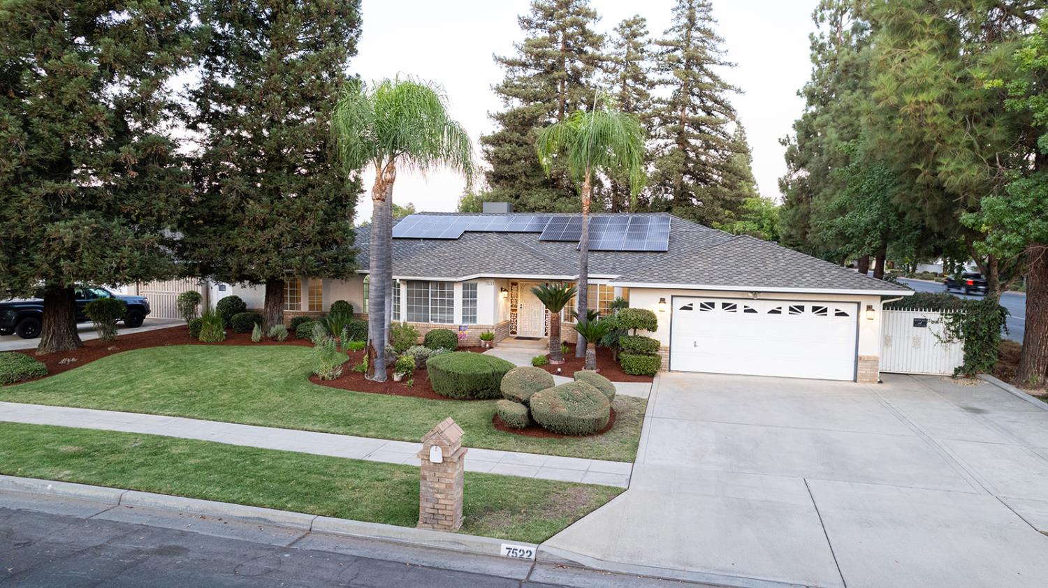 7522 N Mansionette Dr, Fresno, CA 93720