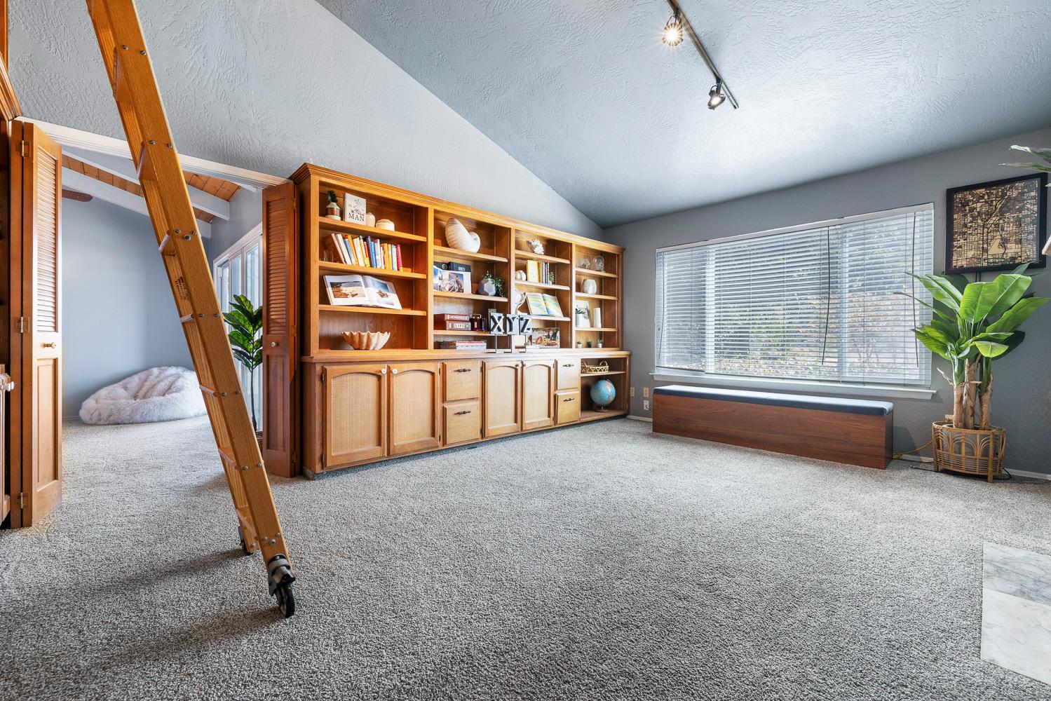 4606 N Kittyhawk Ave, Sanger, CA 93657