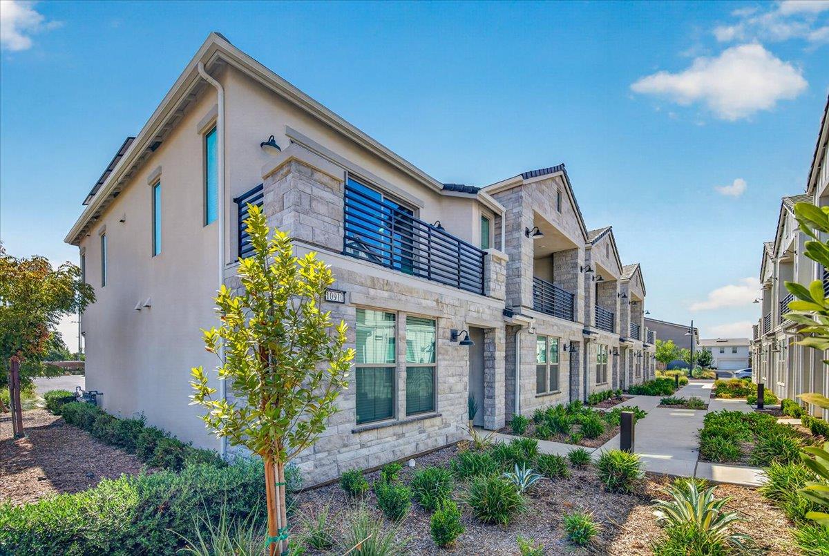 10910 N Honey Suckle Dr, Fresno, CA 93730