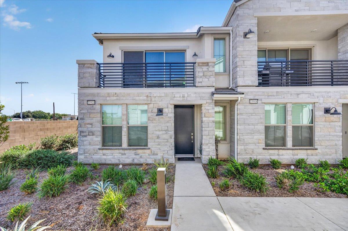 10910 N Honey Suckle Dr, Fresno, CA 93730