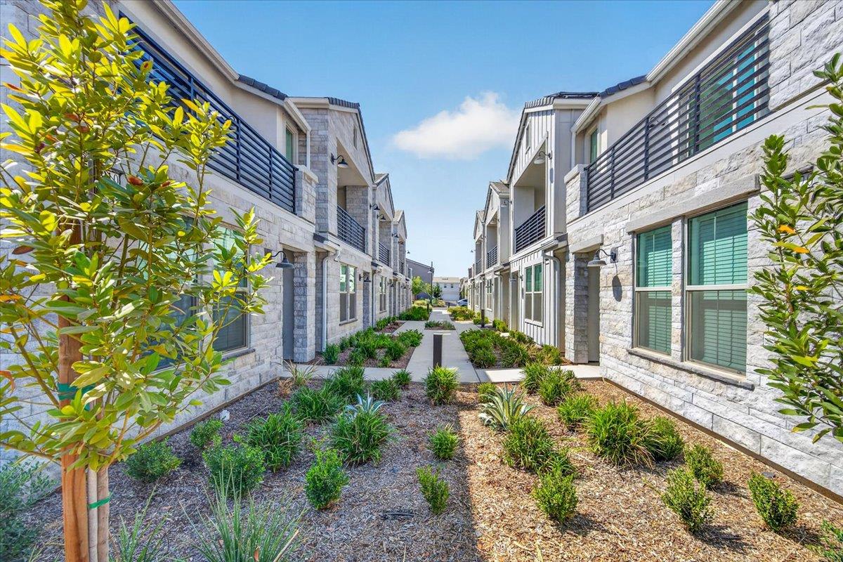 10910 N Honey Suckle Dr, Fresno, CA 93730