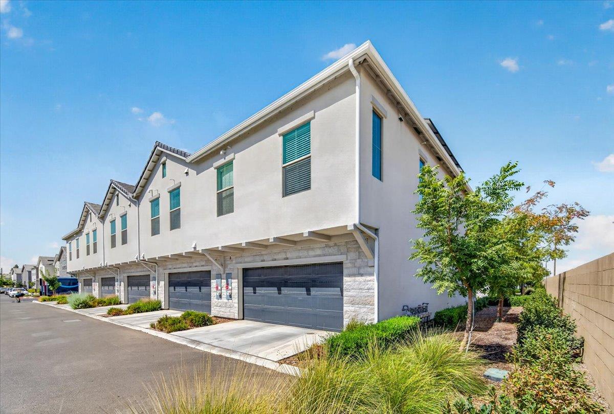 10910 N Honey Suckle Dr, Fresno, CA 93730