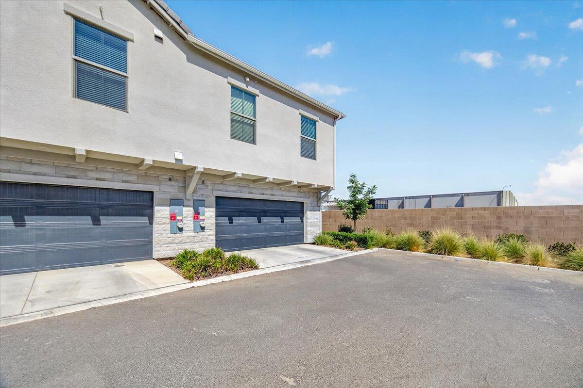 10910 N Honey Suckle Dr, Fresno, CA 93730