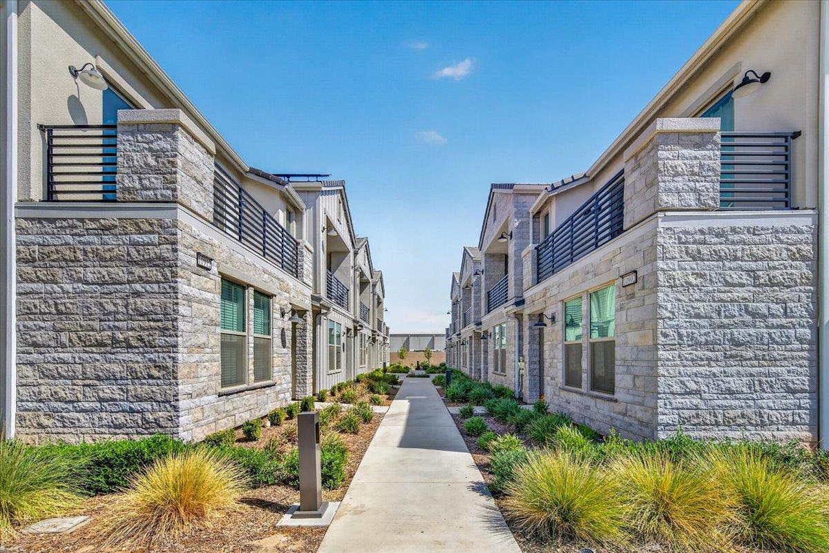 10910 N Honey Suckle Dr, Fresno, CA 93730
