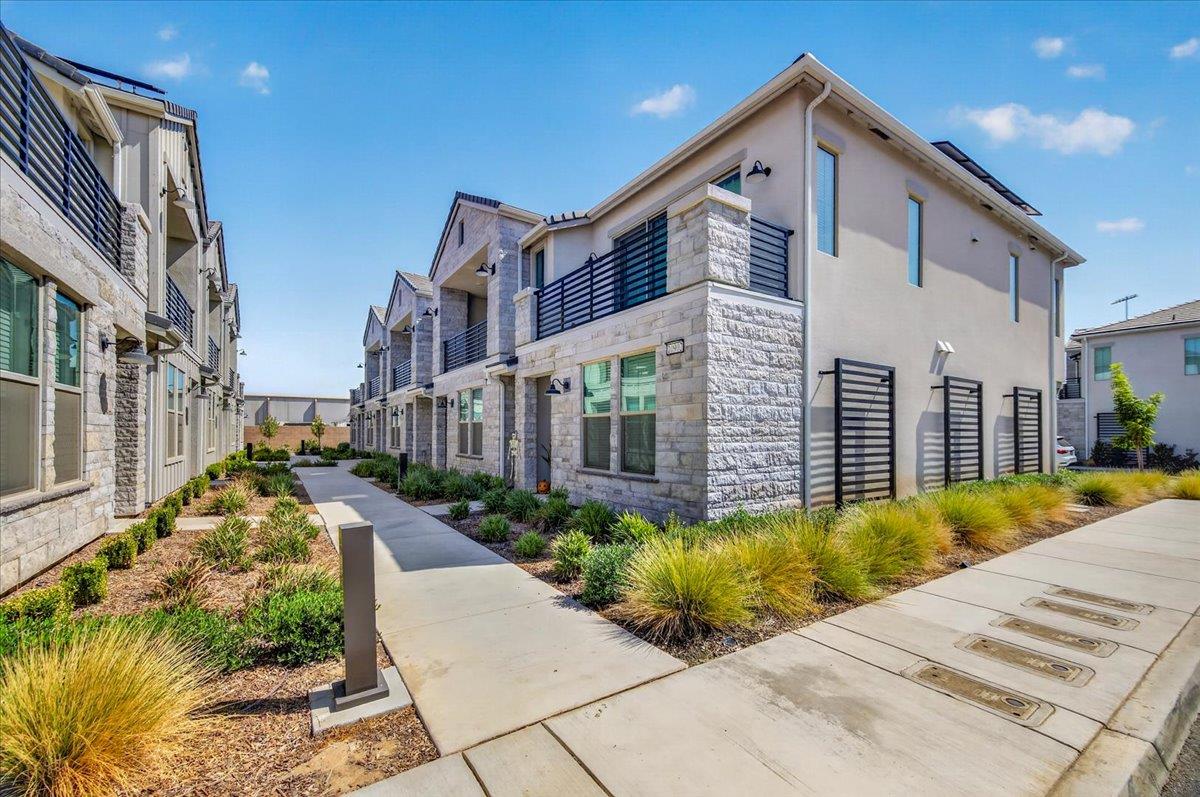 10910 N Honey Suckle Dr, Fresno, CA 93730