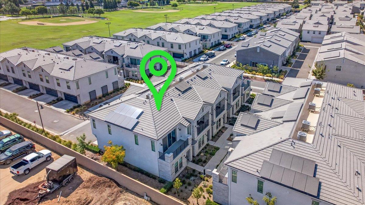 10910 N Honey Suckle Dr, Fresno, CA 93730