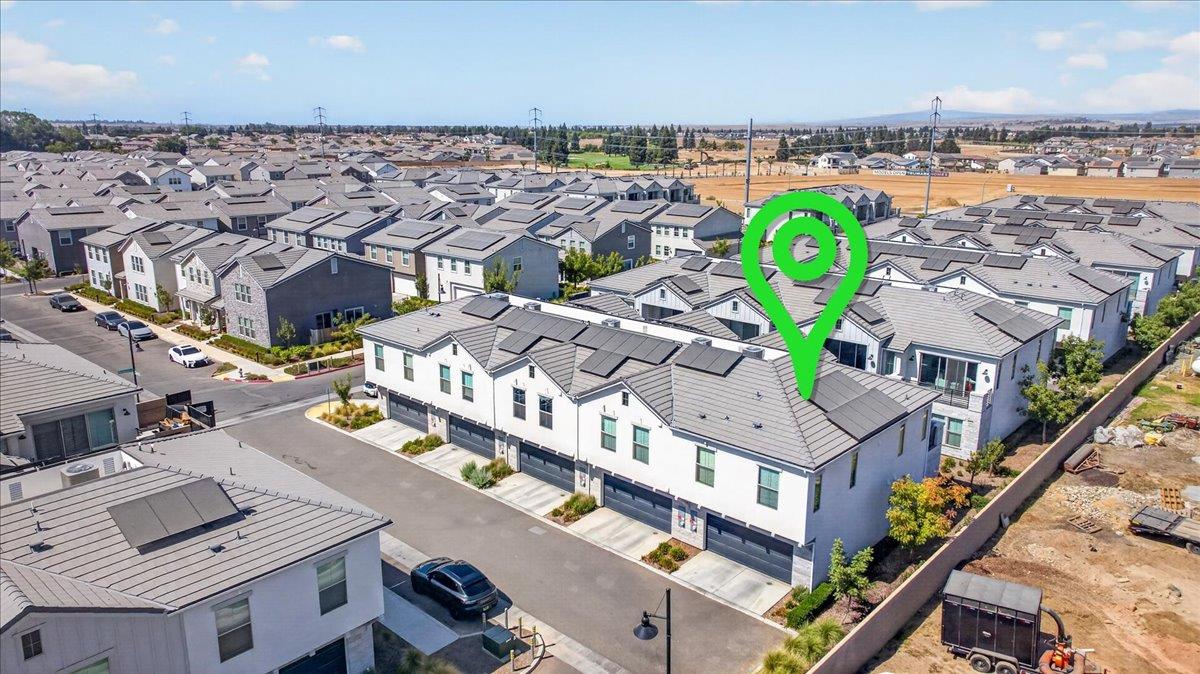 10910 N Honey Suckle Dr, Fresno, CA 93730