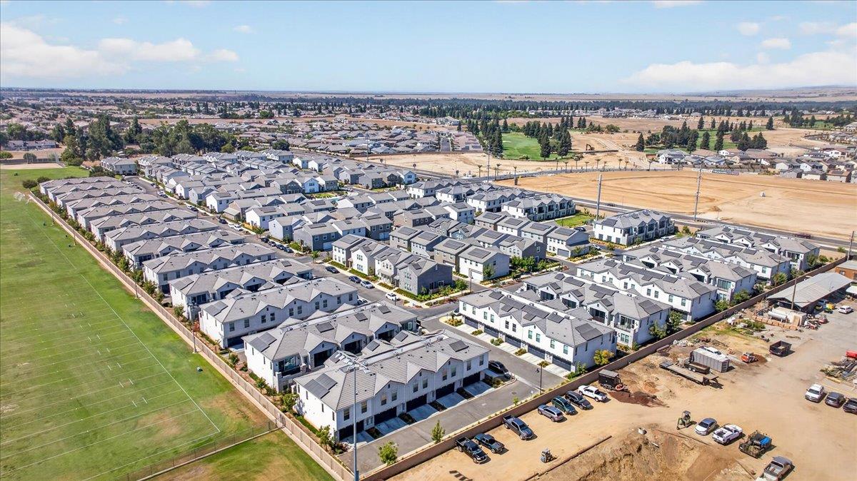 10910 N Honey Suckle Dr, Fresno, CA 93730