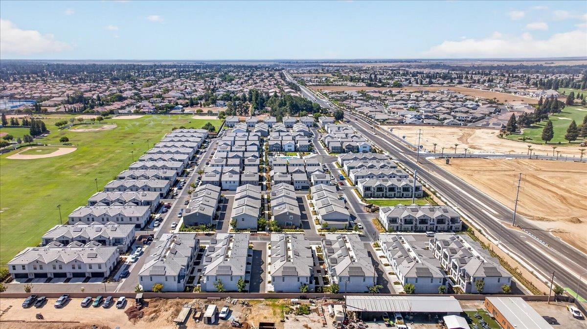 10910 N Honey Suckle Dr, Fresno, CA 93730