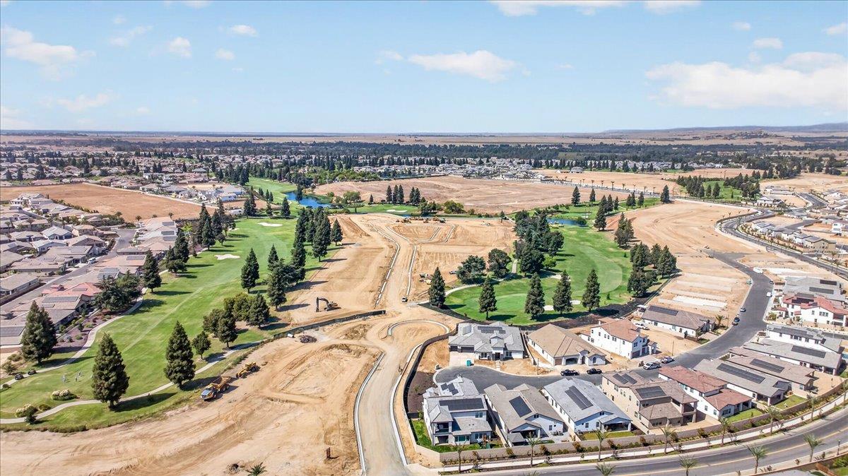 10910 N Honey Suckle Dr, Fresno, CA 93730