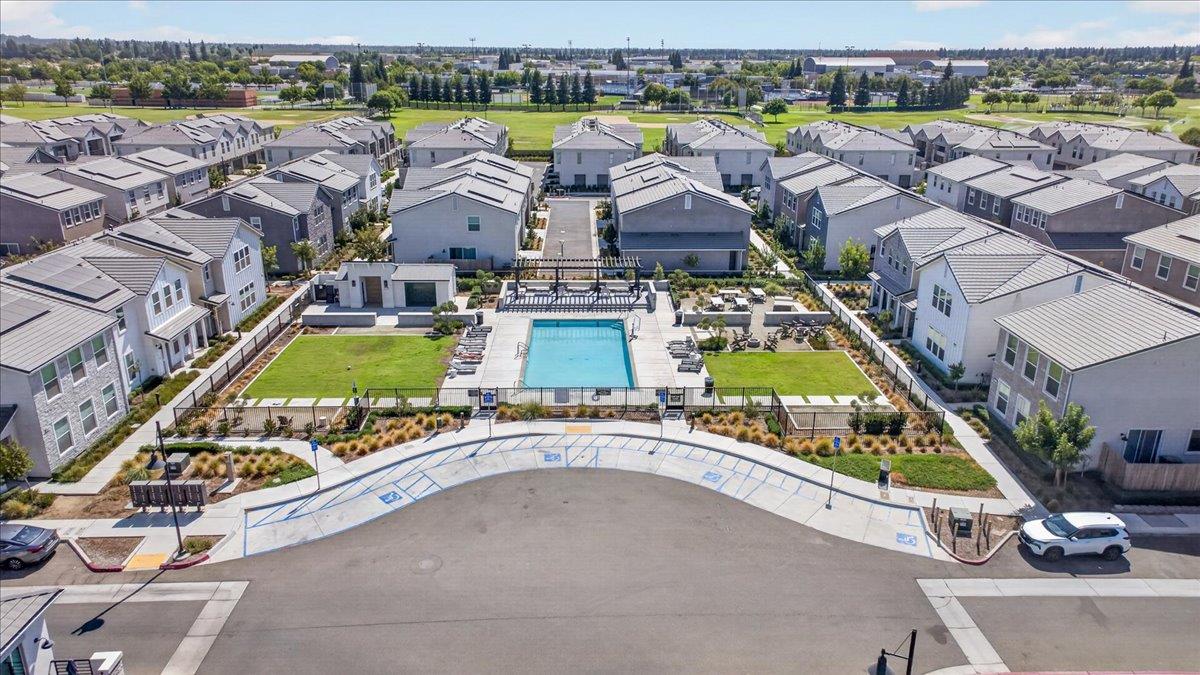 10910 N Honey Suckle Dr, Fresno, CA 93730