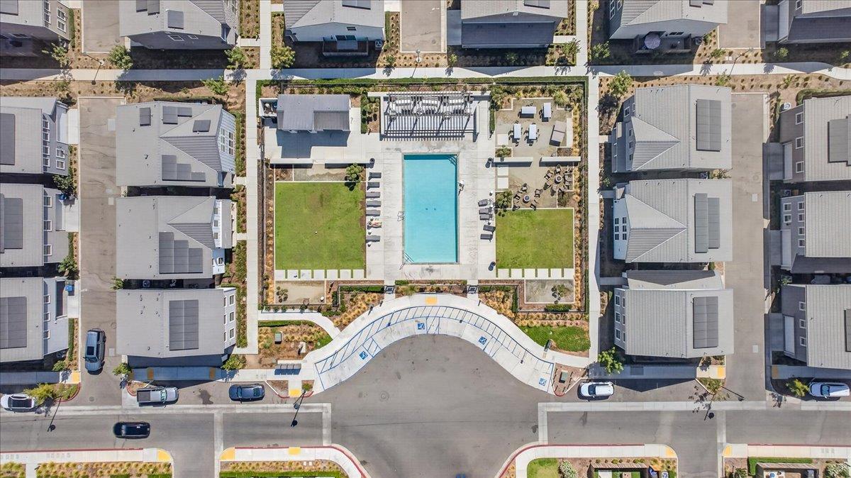 10910 N Honey Suckle Dr, Fresno, CA 93730