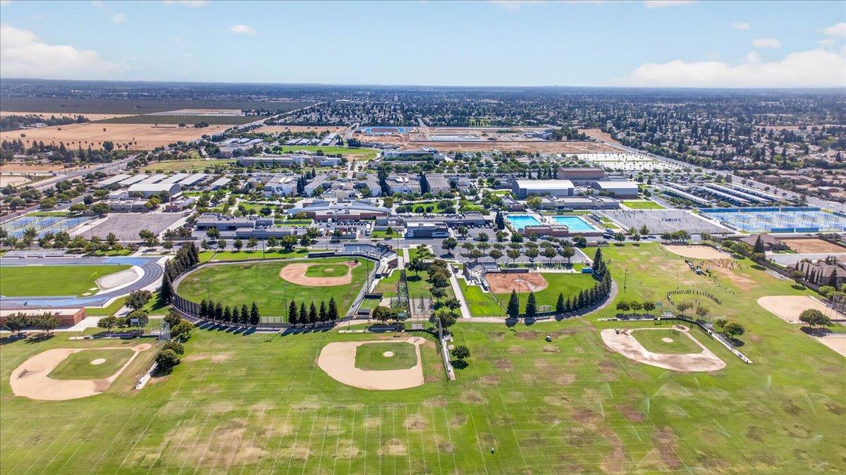 10910 N Honey Suckle Dr, Fresno, CA 93730