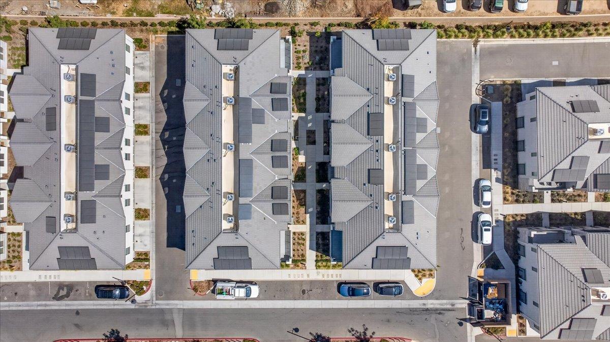 10910 N Honey Suckle Dr, Fresno, CA 93730