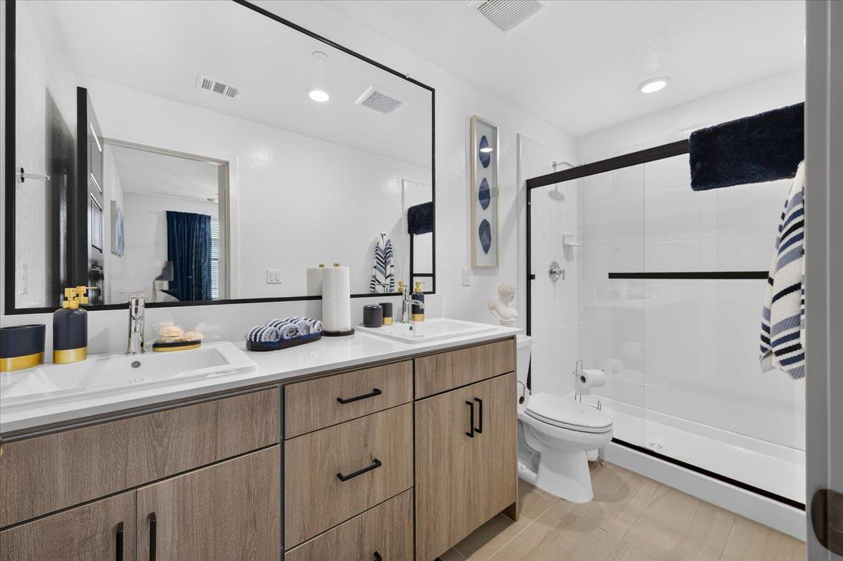 10910 N Honey Suckle Dr, Fresno, CA 93730