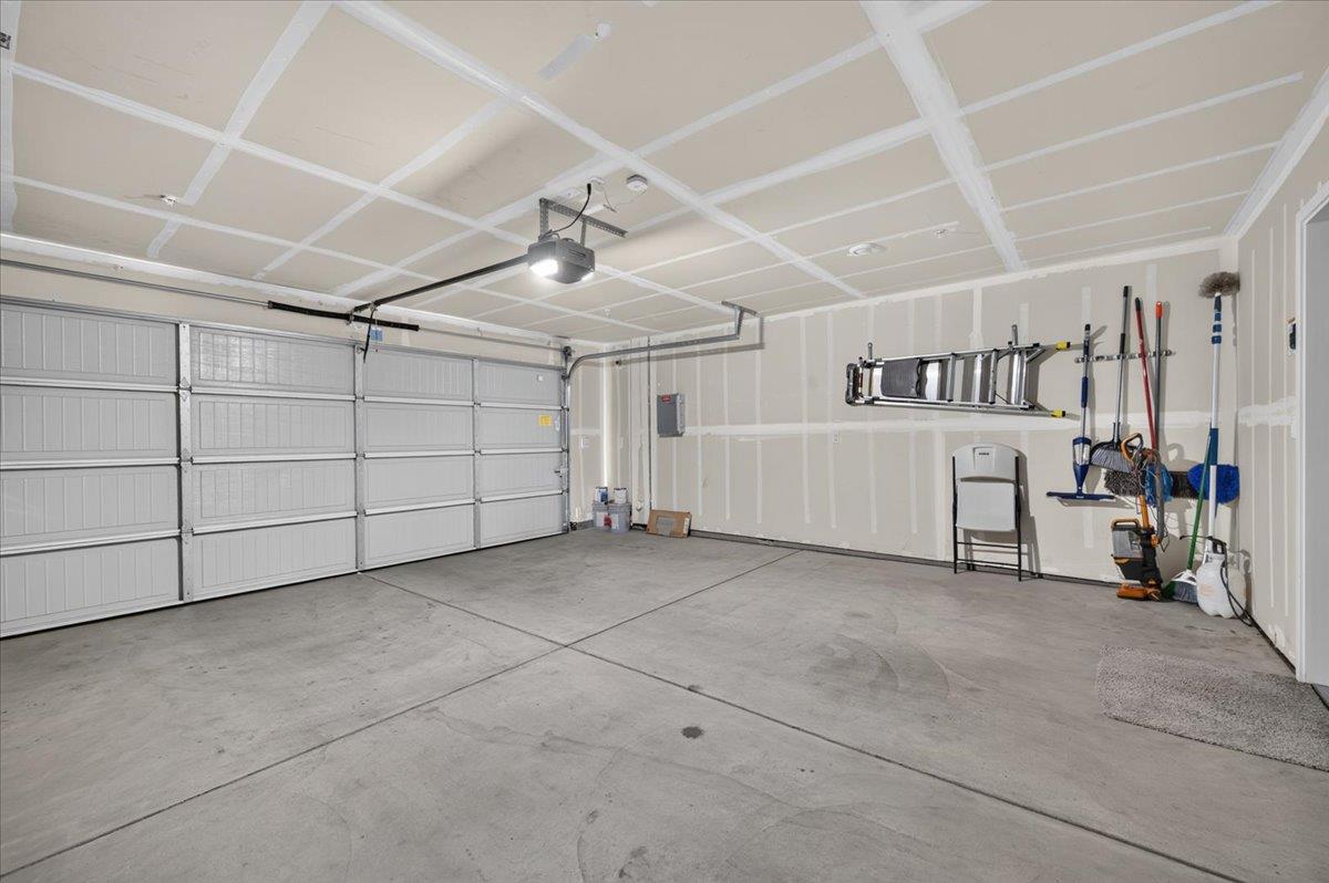 10910 N Honey Suckle Dr, Fresno, CA 93730