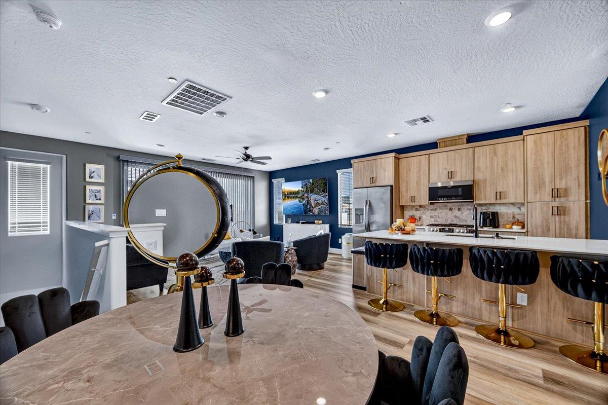 10910 N Honey Suckle Dr, Fresno, CA 93730
