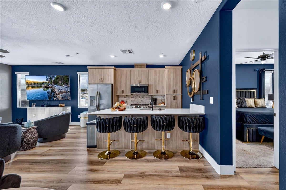 10910 N Honey Suckle Dr, Fresno, CA 93730