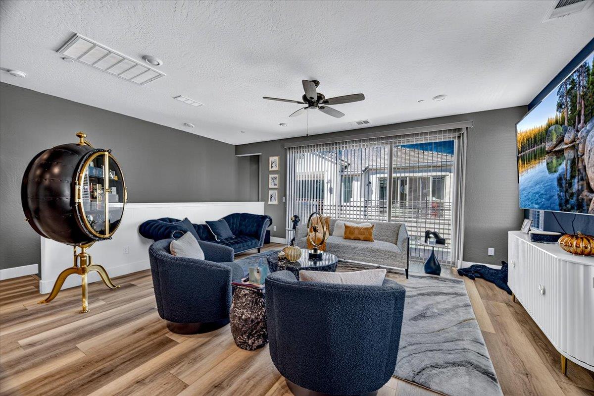 10910 N Honey Suckle Dr, Fresno, CA 93730
