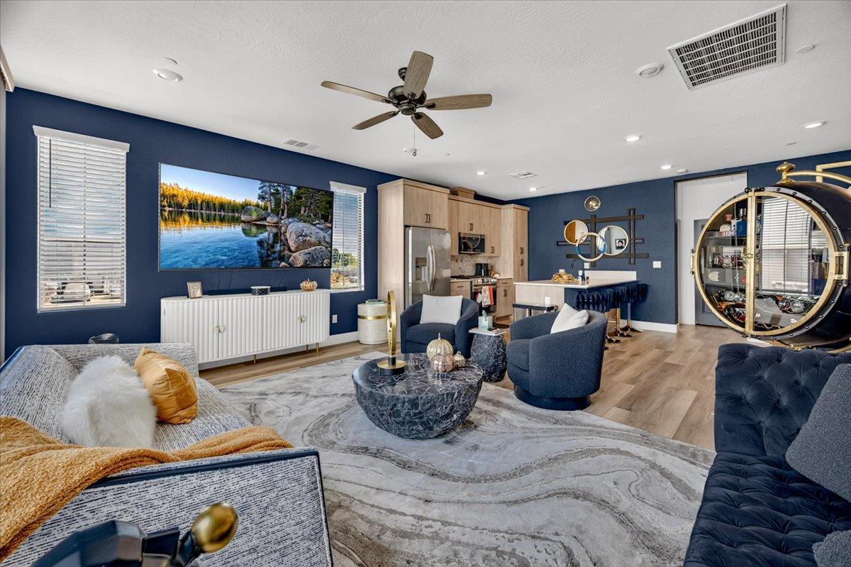 10910 N Honey Suckle Dr, Fresno, CA 93730