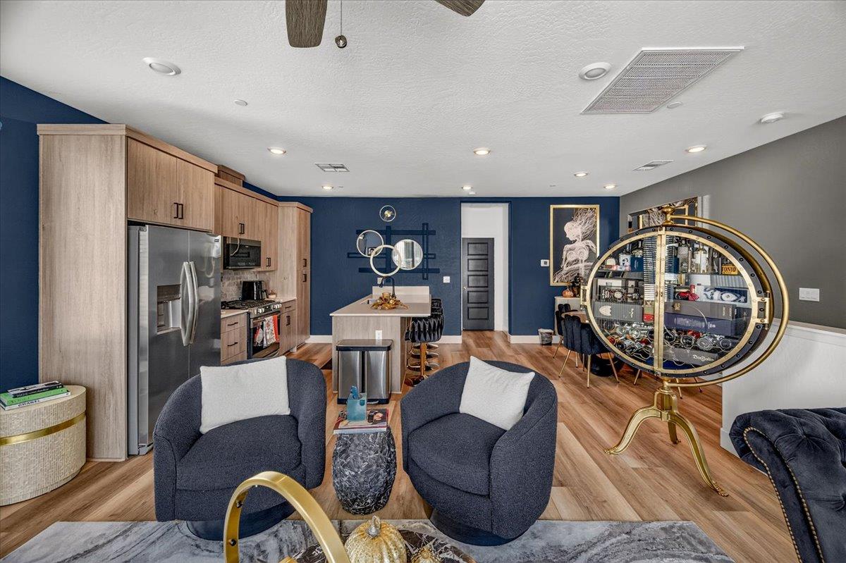 10910 N Honey Suckle Dr, Fresno, CA 93730