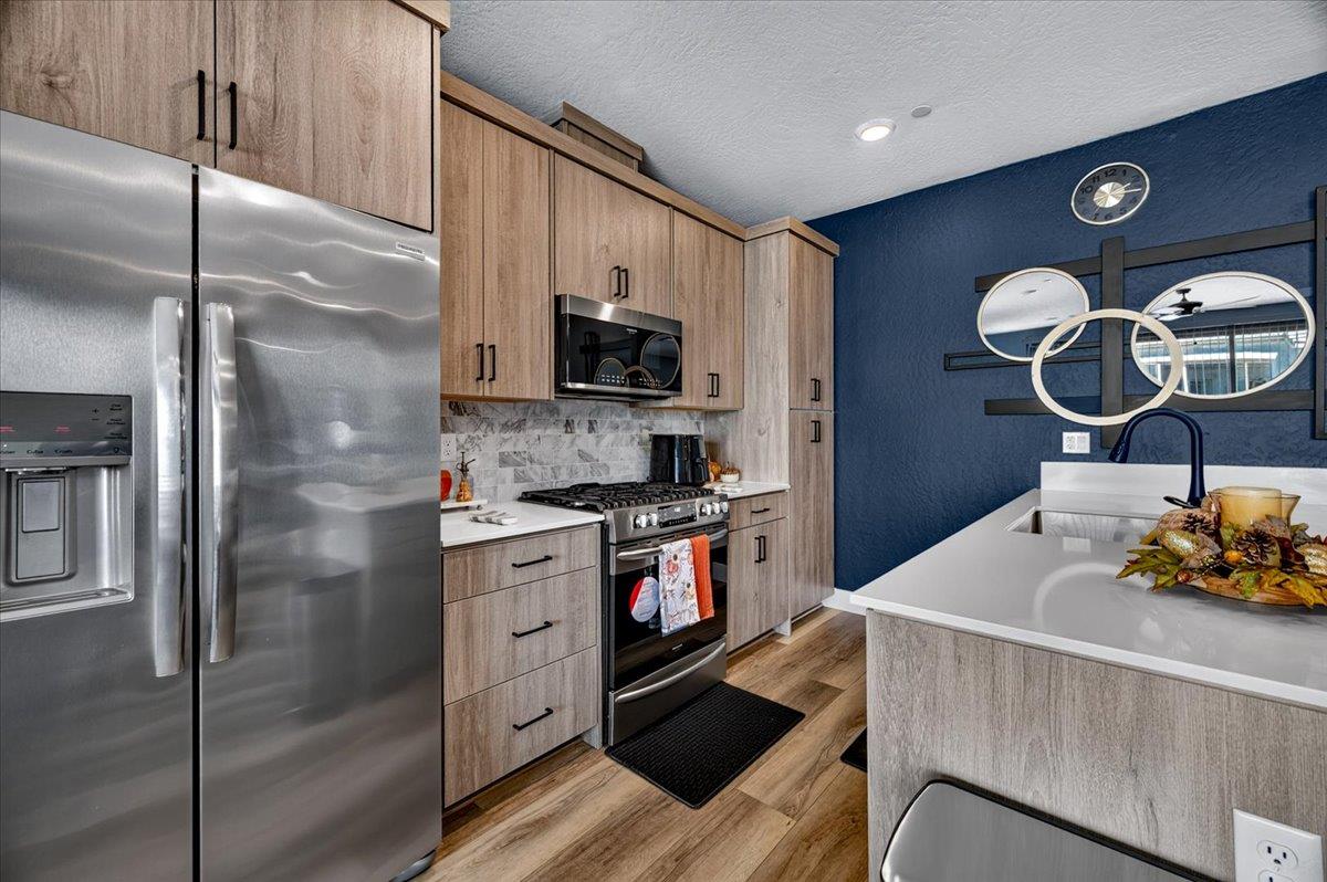 10910 N Honey Suckle Dr, Fresno, CA 93730