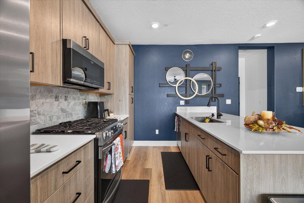 10910 N Honey Suckle Dr, Fresno, CA 93730
