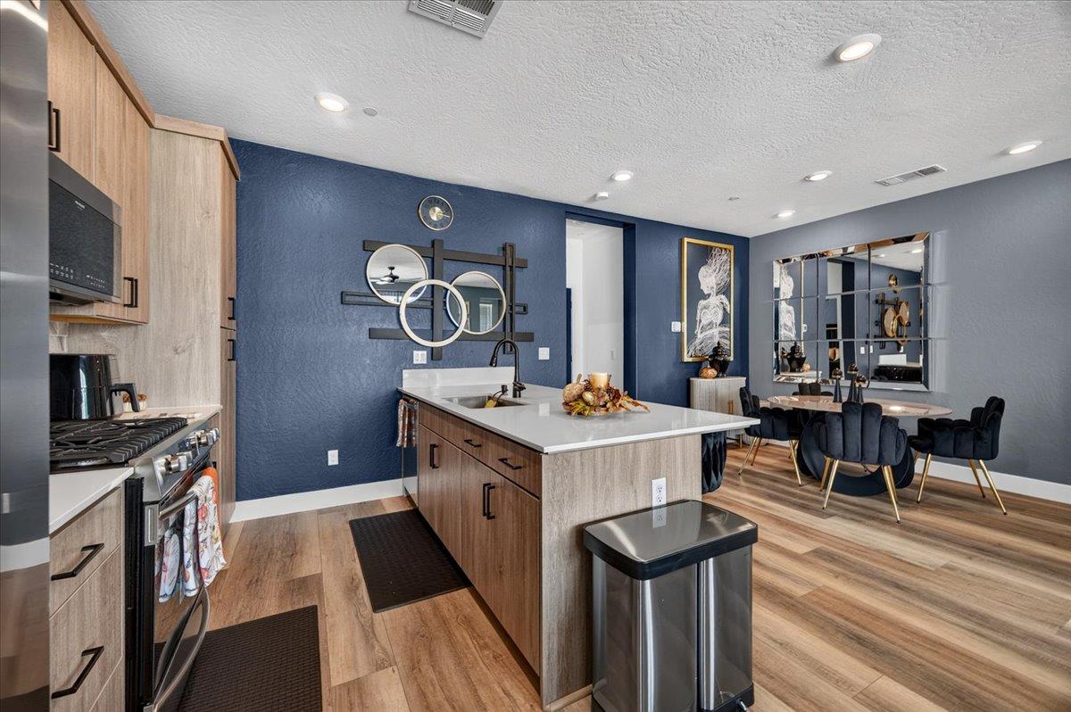 10910 N Honey Suckle Dr, Fresno, CA 93730