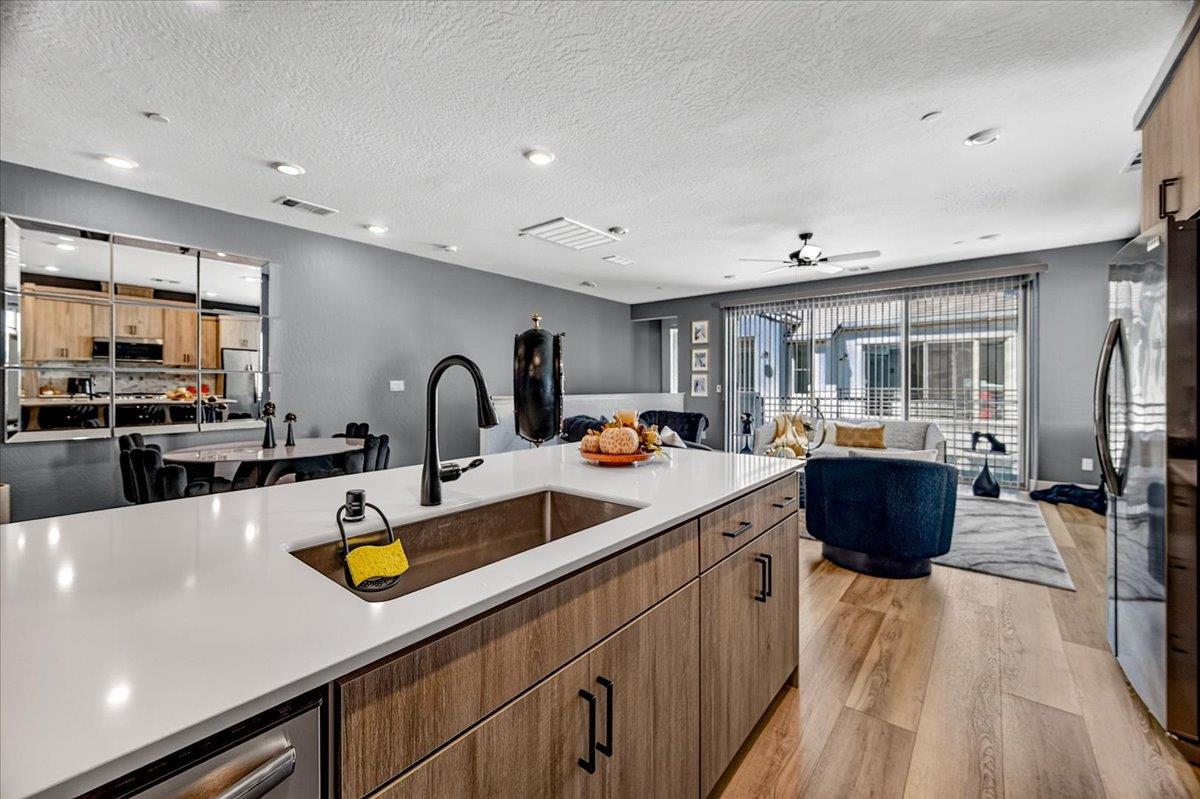 10910 N Honey Suckle Dr, Fresno, CA 93730