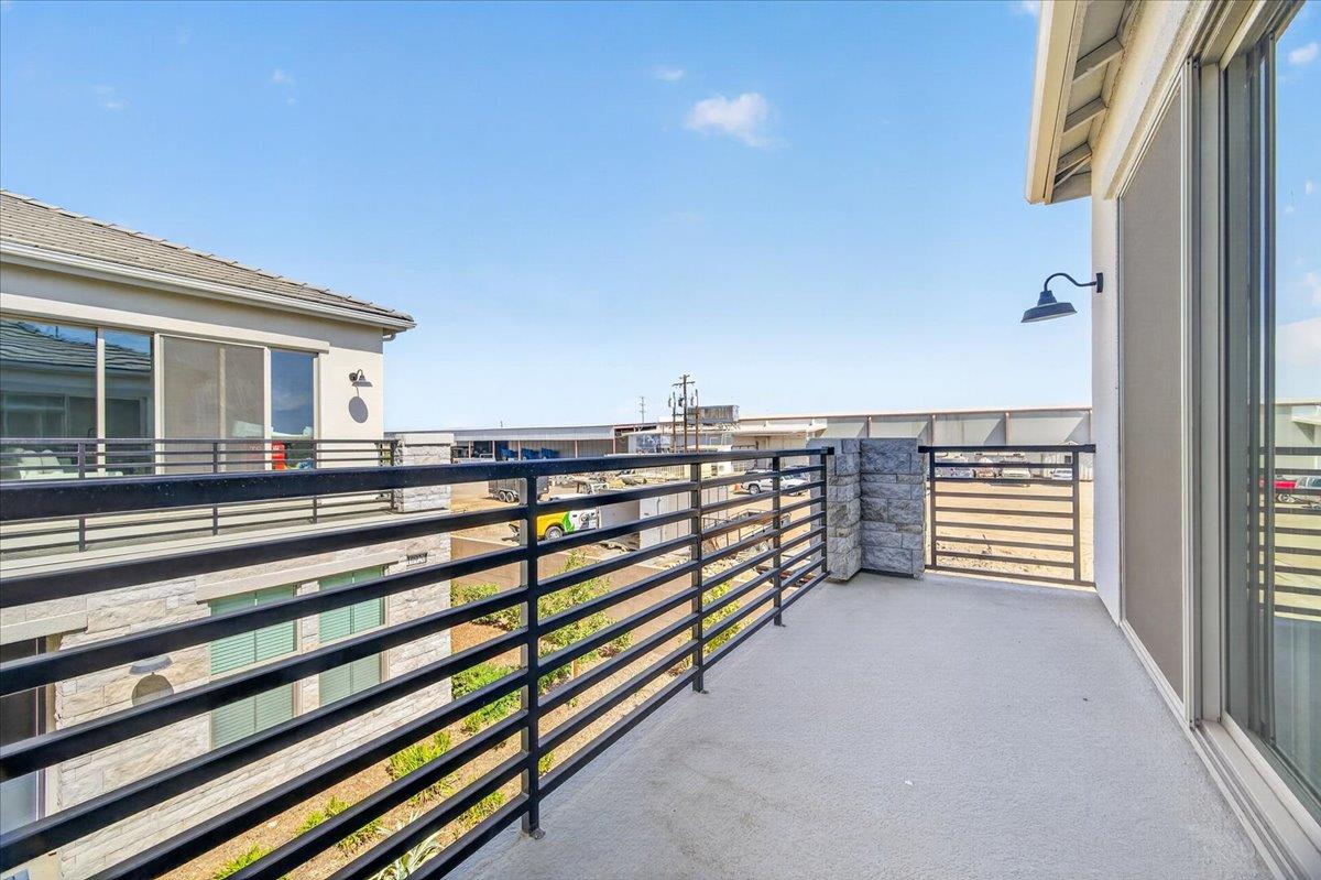 10910 N Honey Suckle Dr, Fresno, CA 93730
