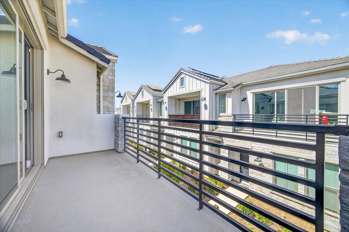 10910 N Honey Suckle Dr, Fresno, CA 93730