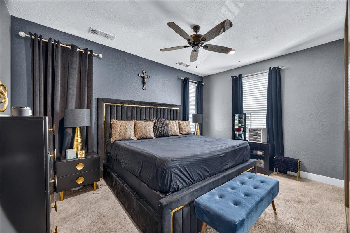 10910 N Honey Suckle Dr, Fresno, CA 93730
