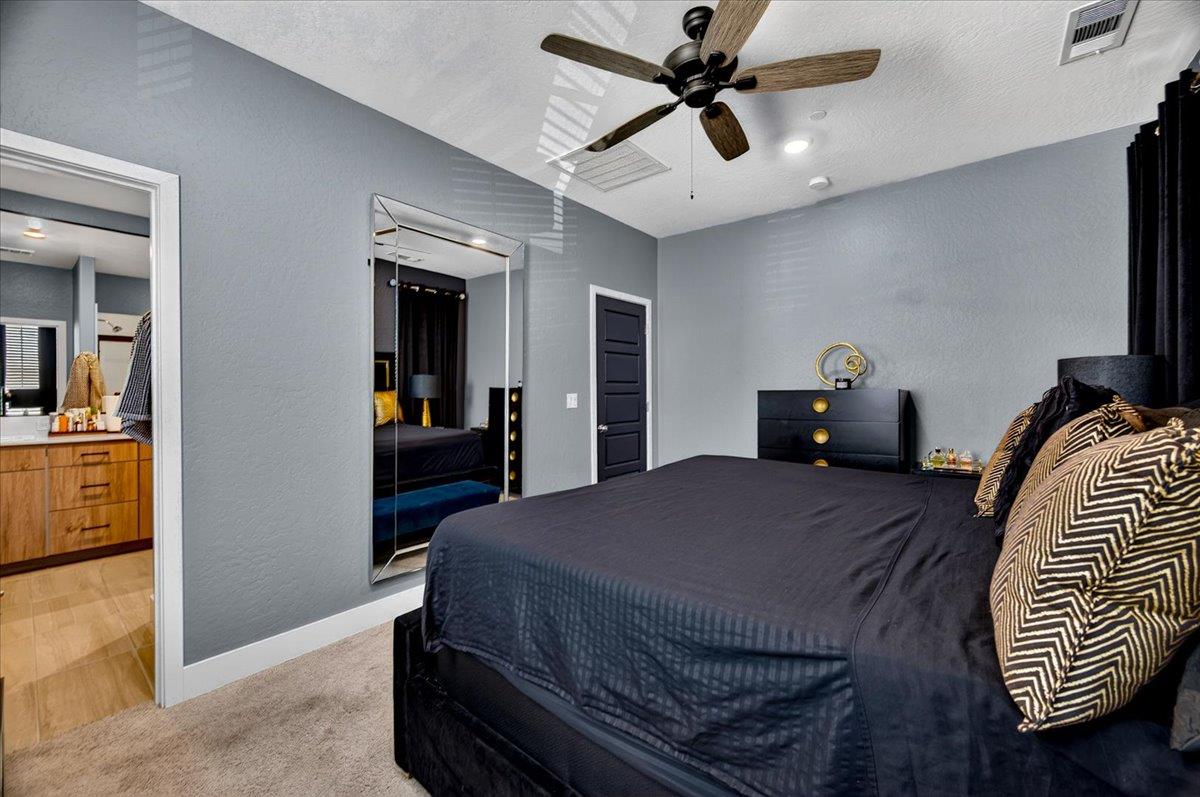 10910 N Honey Suckle Dr, Fresno, CA 93730