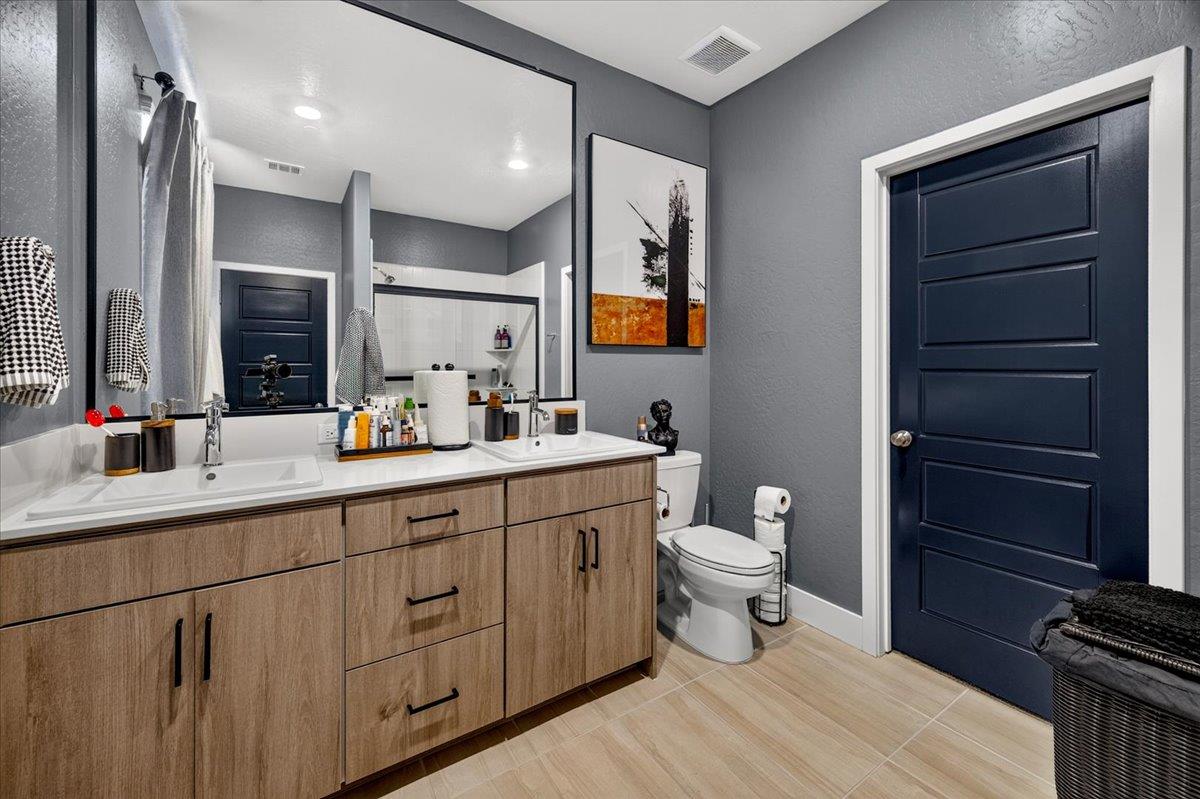 10910 N Honey Suckle Dr, Fresno, CA 93730