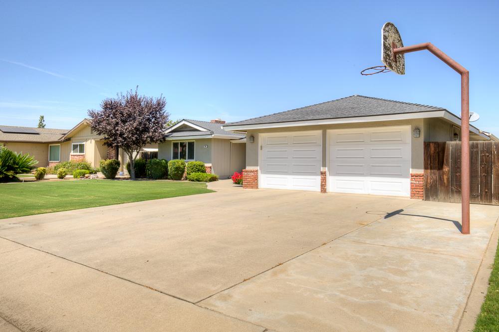 824 W Herbert Ave, Reedley, CA 93654