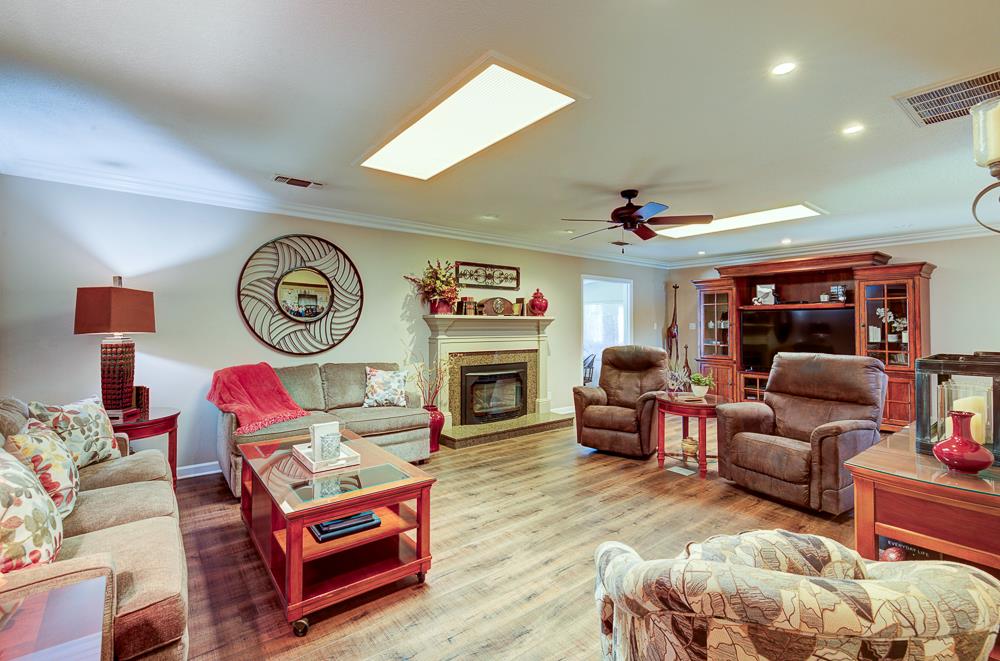 824 W Herbert Ave, Reedley, CA 93654